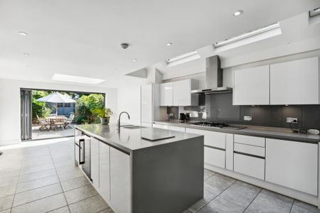 4 bedroom terraced house to rent - Photo 3