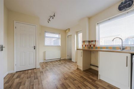 3 bedroom semi-detached house to rent - Photo 4