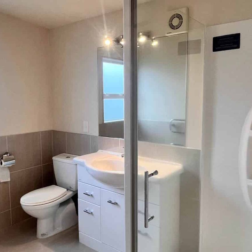 5 bedrooms Home in prime location - Photo 1