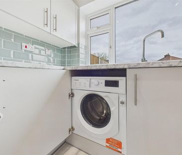 4 bedroom end of terrace house to rent - Photo 2