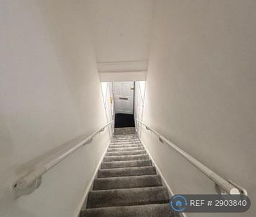 3 bedroom flat to rent - Photo 6