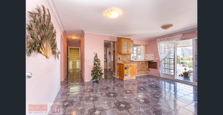 Renovated spacious top floor unit - Photo 2