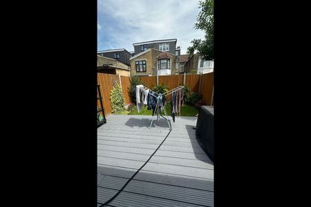 3 Bed Terraced House, Ernald Avenue, E6 - Photo 4