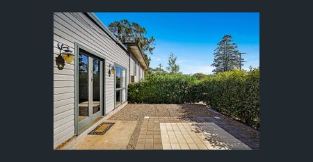 Spacious Four-Bedroom Family Home with Character and Comfort - Photo 4