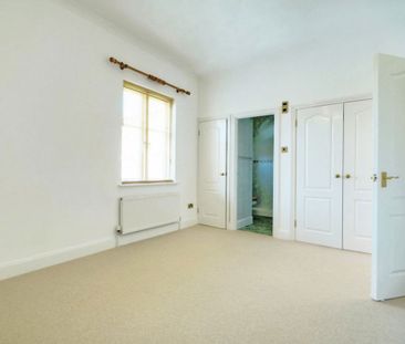 A 3 Bedroom House in Chelsea Square GL50 3RG - Photo 2