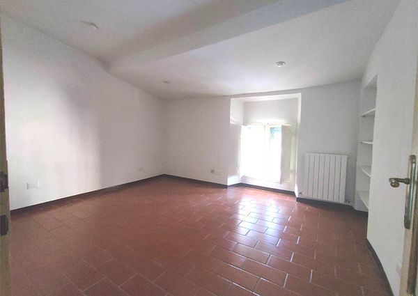 Ampio appartamento con terrazzino libero da metà marzo 2026 !