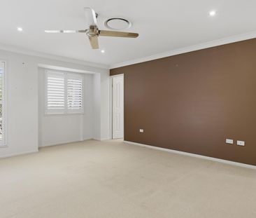 THIS HOME HAS IT ALL - POOL, SHED & MULTIPLE LIVING AREAS - Photo 6