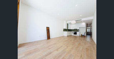 PREMIUM TERRACE BLENDS CLASSIC AND MODERN IN THE HEART OF SYDNEY - Photo 4