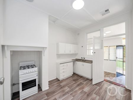 Open the Door to Comfort and Convenience on Dunorlan - Photo 3