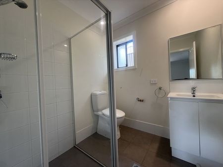 Modern 2-Bedroom Granny Flat in Quiet Ambarvale Cul-de-sac - Photo 2