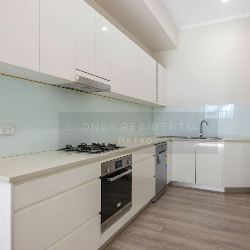 ***APPLICATION RECEIVED*** Renovated Unfurnished 3 Bedroom Garden Apartment in Handy Location - Photo 1