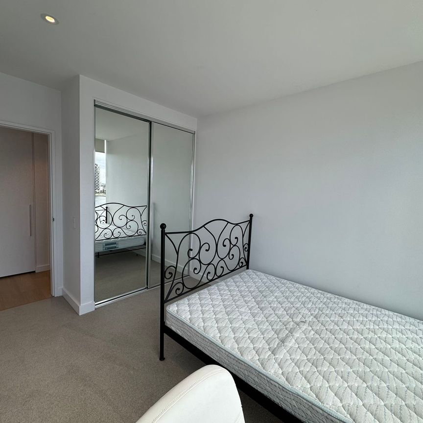 Stunning Fully Furnished 2-Bed, 2-Bath Apartment with Parking in the Heart of Docklands - Photo 1