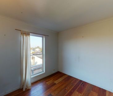 Spacious townhouse surrounded by greenery - Photo 5