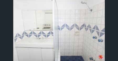 YOUR PERFECT VICTORIA PARK PAD WITH COURTYARD AND CONVENIENCE - Photo 5