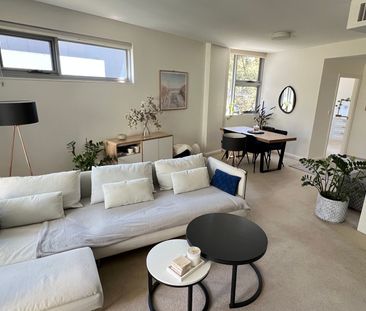 IT'S BIG, BRIGHT, BOLD & BEAUTIFUL - FABULOUS EXECUTIVE APARTMENT! - Photo 1