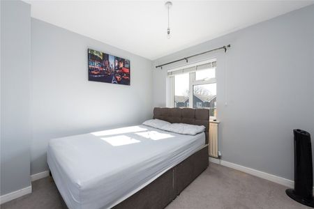 Snowdrop Way, Woking - 4 bedrooms Property for lettings - Seymours - Photo 3