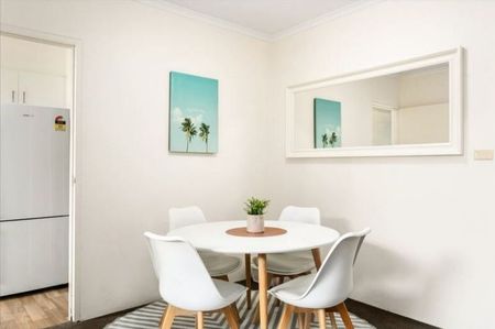 Beautiful Two Bedroom Apartment in Coogee with Parking - Photo 4