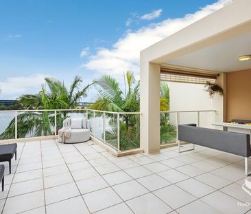 Sub-Penthouse Waterfront Apartment â The Reserve, Varsity Lakes - Photo 3