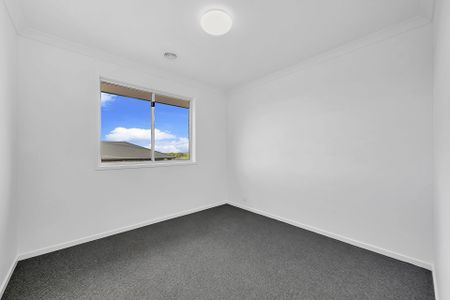 32 Petal Crescent, Wallan - Photo 2