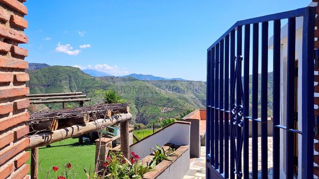 Cortijo con piscina y vistas al mar en zona de montaña pintoresca y aislada - Photo 1