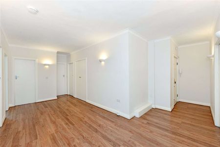 Three bedroom apartment set in portered block with private parking and wooden floors throughout. - Photo 4