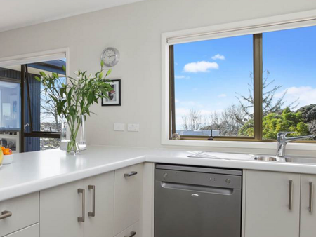 Stunning 4 bedroom flat in the Castor Bay - Photo 3