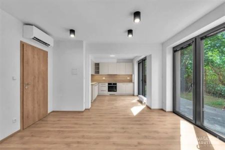 Nový krásný byt s předzahrádkou a 2 parkovacími místy - Фото 3
