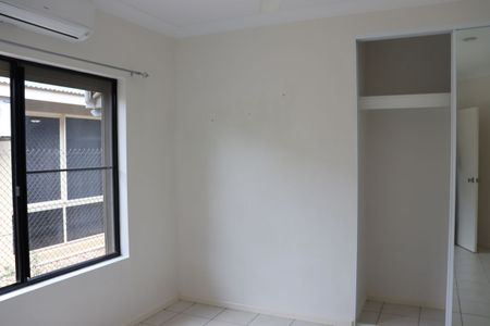 ELEGANT THREE BEDROOM FAMILY HOME - Photo 3