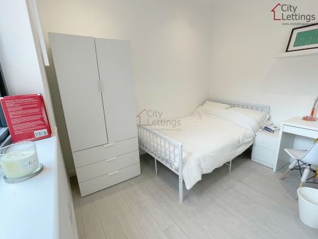 3 Bedroom Apartment - Photo 2