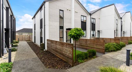 Modern 2022 built 2 bed, 2 bath with carpark - Photo 4