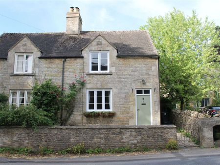An attractive semi-detached Cotswold stone cottage conveniently situated in the charming village of Upper Swell a mile from Stow-on-the-Wold. - Photo 5