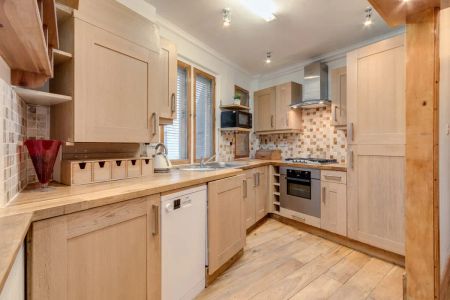 3 bedroom flat in London - Photo 4