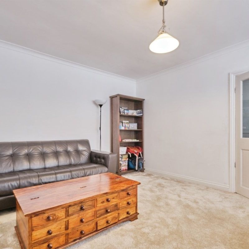 Goodwyn Avenue - Photo 1