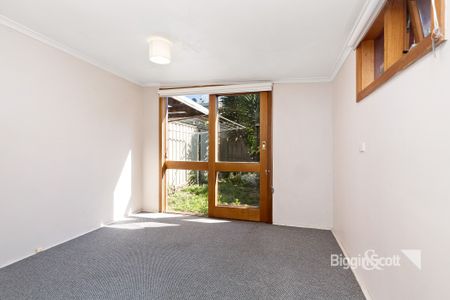 SPACIOUS 2 BEDROOMS + STUDIO - CITY LIVING IN THE HEART OF RICHMOND - Photo 3