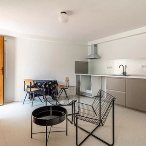 Charmant T2 avec terrasse, meublé et entièrement rénové - Photo 2