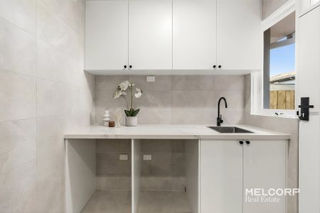 FULLY RENOVATED, SINGLE-LEVEL HOME IN PRIME LOCATION - UNFURNISHED - Photo 5