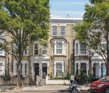 A beautifully presented five-bedroom townhouse with a private garde... - Photo 6
