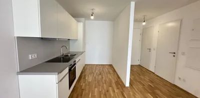 Wohnen in Hofruhelage mit großer Terrasse und Schrankraum nur wenige Meter von der U3 Kendlerstraße entfernt - Ab sofort beziehbar! - Photo 2