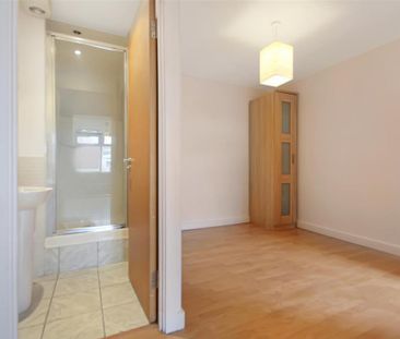3 bedroom flat to rent - Photo 4