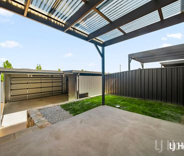 Stylish 3-Bedroom Ensuite Terrace House - Photo 4