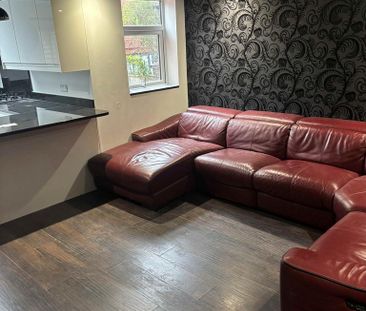 3 bedroom flat to rent - Photo 2