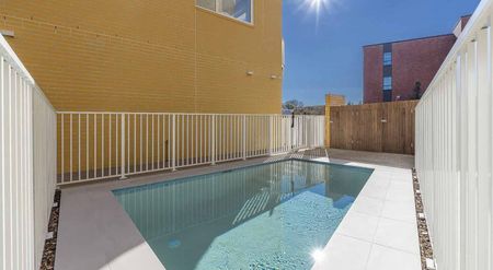 Brand new 3 bed penthouse apartment facing West - Photo 5