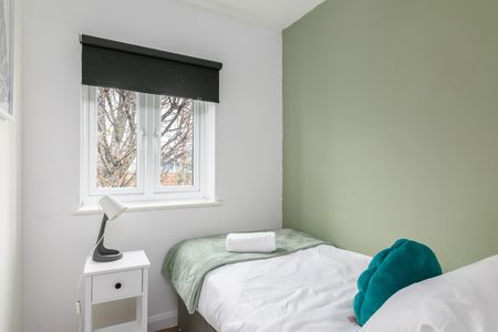 3 Bed Detached House, Chevron Close, E16 - Photo 5