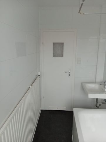 3 NKM frei bei Anmietung ! Schöne renovierte 3 Zimmer Dachgeschoss Wohnung in Duisburg zu vermieten - Foto 3