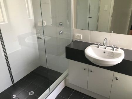 “Large Private Family Home” - Photo 4