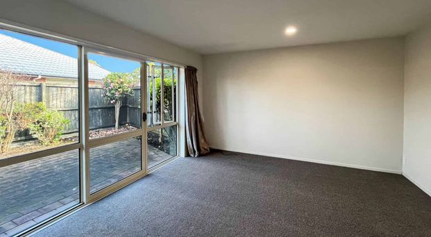 RICCARTON - TWO BEDROOM TOWNHOUSE, HEAT PUMP, SINGLE AUTO GARAGE - Photo 1