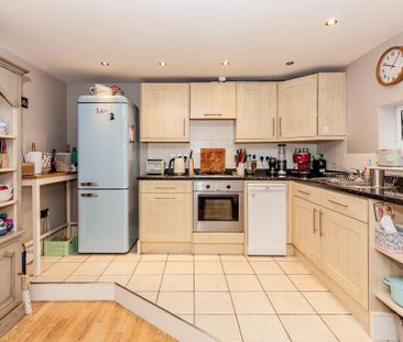 2 bedroom end of terrace house to rent - Photo 4