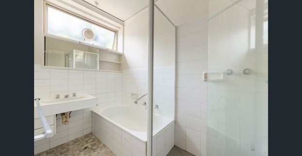 Garden Ground Floor Two-Bedroom Apartment - Photo 1