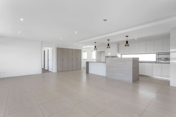 Convenient & Spacious Water View Apartment - Photo 1