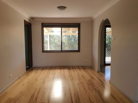 Spacious Three Bedroom House with Air Conditioning and Inground Pool - Photo 4